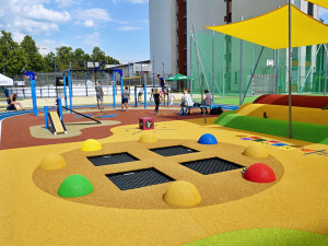 Na Pedagogu se nově otevřelo jedinečné multifunkční hřiště. Sportovat na něm může každý