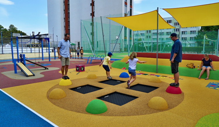 Na Pedagogu se nově otevřelo jedinečné multifunkční hřiště. Sportovat na něm může každý