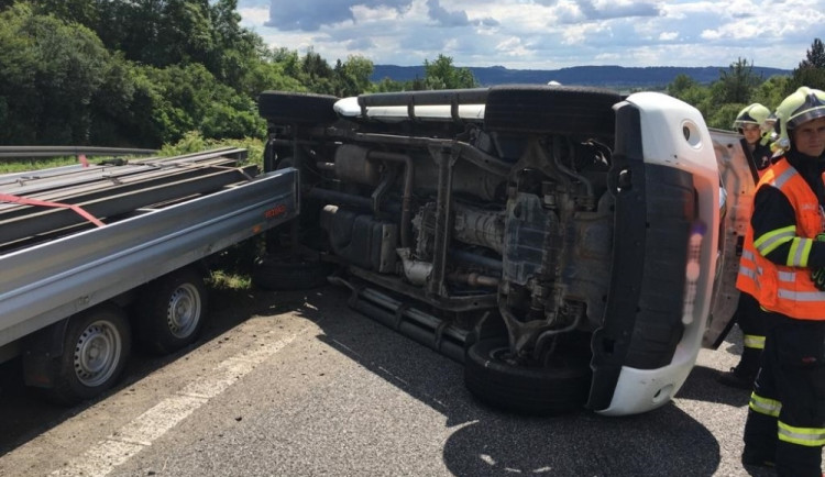 Na Paceřáku havaroval osobák a skončil na boku. Na místě se tvoří kolona