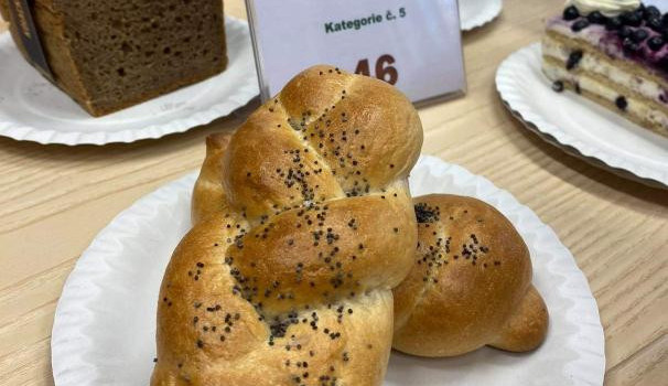 Vypečené houstičky od studentů frýdlantské lesárny. Pečivo získalo titul Regionální potravina