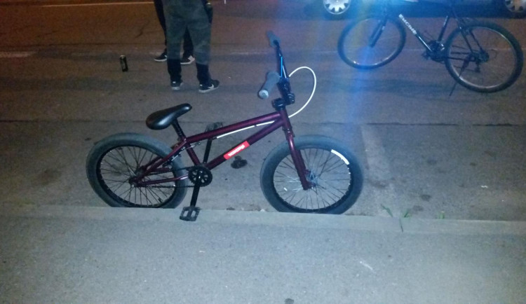 Opilí cyklisté v noci driftovali uprostřed čtyřproudové silnice v Brně