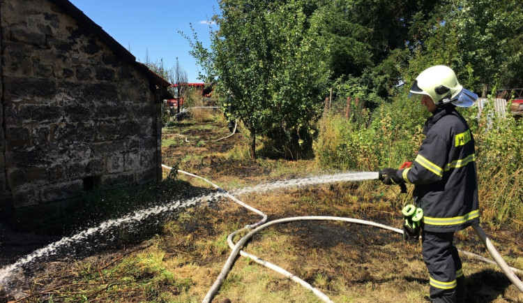 Včera odpoledne zasahovali hasiči u požáru trávy ve Všeni