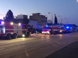 Hasiči likvidovali požár v areálu firmy Brisk v Táboře, vyhlášen byl třetí stupeň požárního poplachu