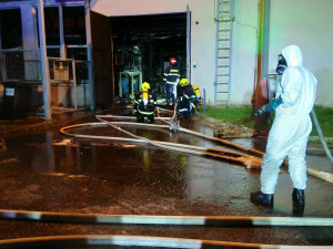 Hasiči likvidovali požár v areálu firmy Brisk v Táboře, vyhlášen byl třetí stupeň požárního poplachu
