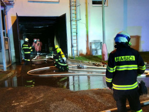 Hasiči likvidovali požár v areálu firmy Brisk v Táboře, vyhlášen byl třetí stupeň požárního poplachu