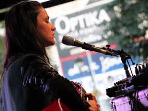 FOTO: Zadumaný anděl s krásným hlasem v Budějcích… U Slavie vystoupila Lenka Dusilová