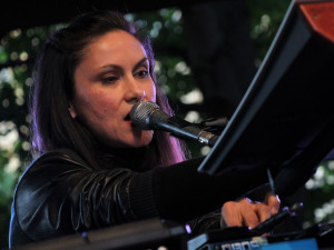 FOTO: Zadumaný anděl s krásným hlasem v Budějcích… U Slavie vystoupila Lenka Dusilová