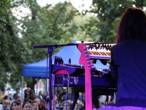 FOTO: Zadumaný anděl s krásným hlasem v Budějcích… U Slavie vystoupila Lenka Dusilová