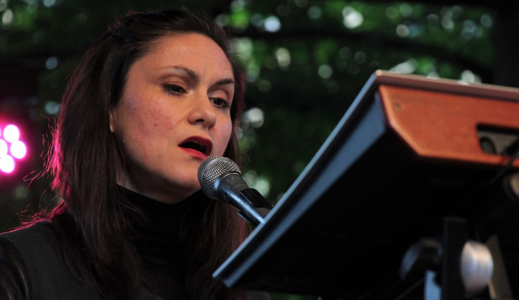 FOTO: Zadumaný anděl s krásným hlasem v Budějcích… U Slavie vystoupila Lenka Dusilová