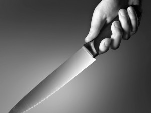 Zatroubil na muže, který šel prostředkem silnice. Chodec na řidiče vytáhl nůž