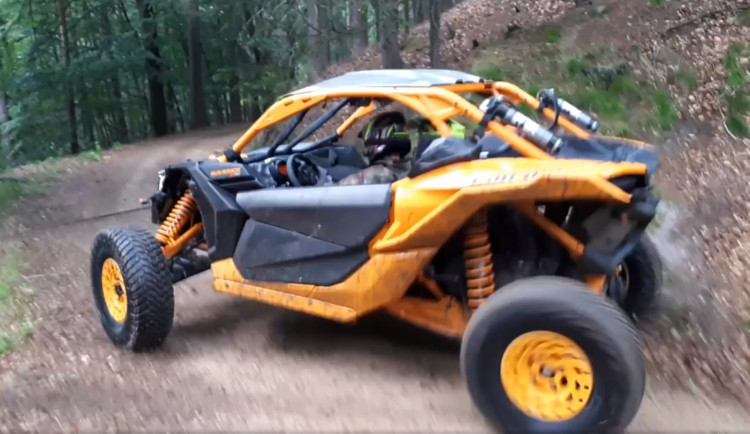 VIDEO: Neznámý řidič řádil na čtyřkolce po Českém ráji. Najížděl na pracovníka Správy a pak ujel