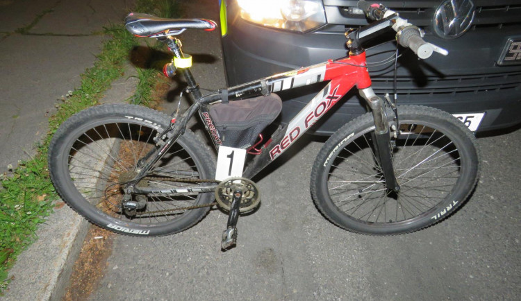 Opilý cyklista nezvládl mírný kopec. S více než 2 promile se neudržel na kole a havaroval