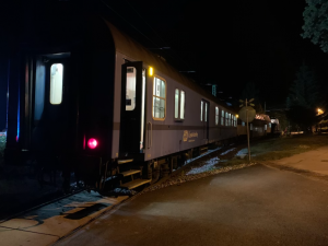VIDEO: Při noční srážce vlaku s osobákem se vážně zranila žena, do nemocnice ji transportoval vrtulník