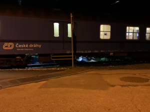 VIDEO: Při noční srážce vlaku s osobákem se vážně zranila žena, do nemocnice ji transportoval vrtulník