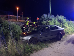 VIDEO: Při noční srážce vlaku s osobákem se vážně zranila žena, do nemocnice ji transportoval vrtulník