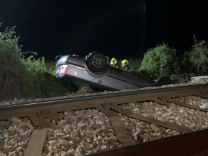 VIDEO: Při noční srážce vlaku s osobákem se vážně zranila žena, do nemocnice ji transportoval vrtulník