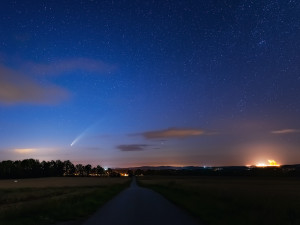Kometa Neowise už se vzdaluje, vrátí se 7000 let. Takhle ji zachytil budějcký fotograf