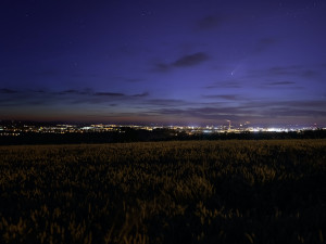 Kometa Neowise už se vzdaluje, vrátí se 7000 let. Takhle ji zachytil budějcký fotograf