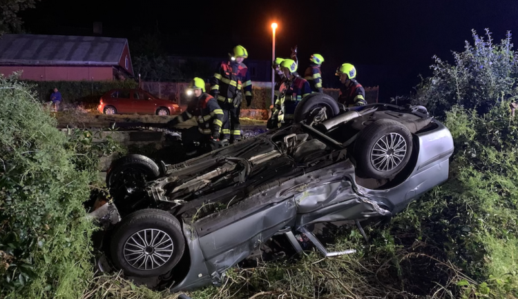 VIDEO: Při noční srážce vlaku s osobákem se vážně zranila žena, do nemocnice ji transportoval vrtulník