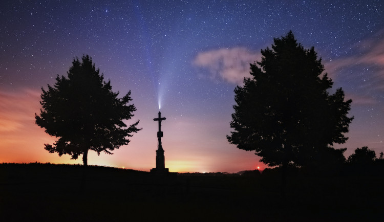 Kometa Neowise už se vzdaluje, vrátí se 7000 let. Takhle ji zachytil budějcký fotograf