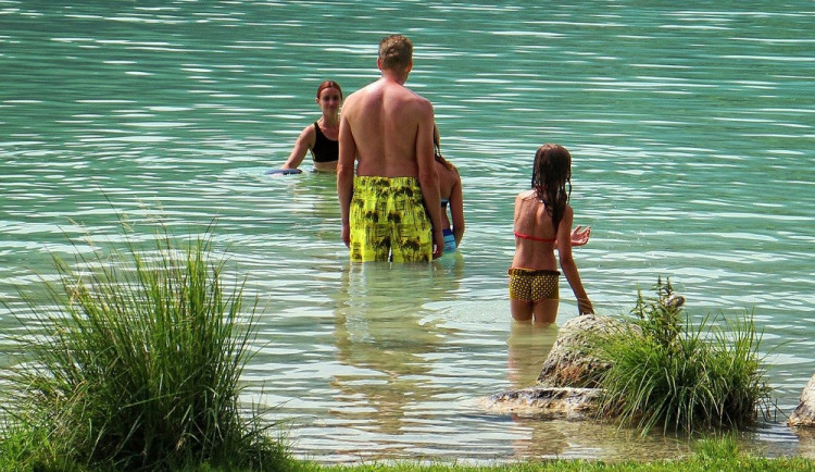 Příští dva týdny budou tropické, pak se mírně ochladí