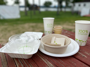 Použitý plast bistro na Lipně kompostuje. Vzniklým materiálem pak hnojí rostliny