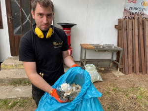 Použitý plast bistro na Lipně kompostuje. Vzniklým materiálem pak hnojí rostliny