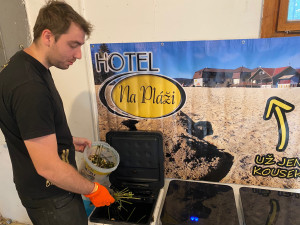 Použitý plast bistro na Lipně kompostuje. Vzniklým materiálem pak hnojí rostliny