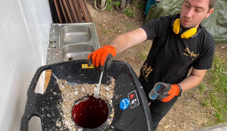 Použitý plast bistro na Lipně kompostuje. Vzniklým materiálem pak hnojí rostliny