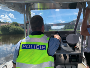 Policisté vyrazili na vodu, kontrolují kapitány a dodržování pravidel