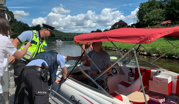 Policisté vyrazili na vodu, kontrolují kapitány a dodržování pravidel