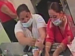 Policie pátrá po ženách na obrázku. Mohly by pomoct s vyšetřováním případu