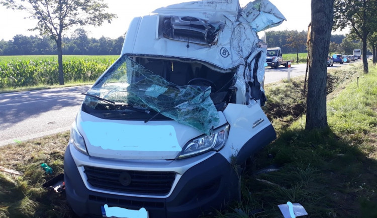 U Vodňan došlo k vážné dopravní nehodě. Řidič dodávky zůstal ve voze zaklíněný