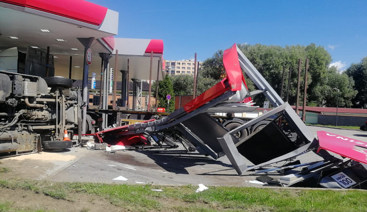 Dva náklaďáky skončily po srážce na boku na benzinové pumpě. Jeden se vyhýbal sanitce