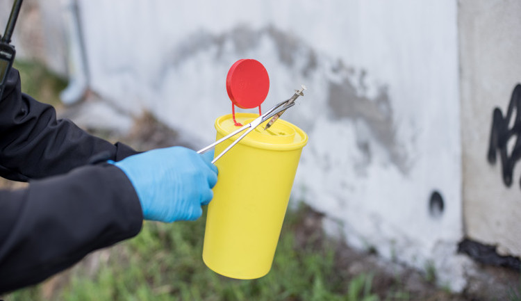 Od začátku roku likvidovali strážníci přes 300 použitých injekčních stříkaček. Nejvíce jich je kolem vlakového nádraží