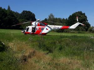 Na Strakonicku se srazil vlak s osobním autem. Pro řidiče auta letěl vrtulník
