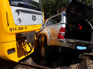 Na Strakonicku se srazil vlak s osobním autem. Pro řidiče auta letěl vrtulník