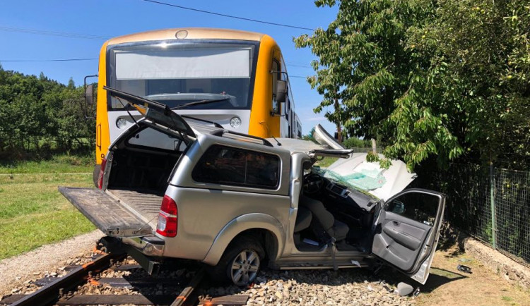 Na Strakonicku se srazil vlak s osobním autem. Provoz na trati je zastaven