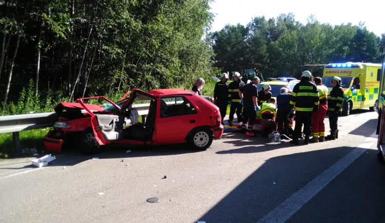 Nehoda dvou aut na několik hodin uzavřela silnici, zraněnou spolujezdkyni z osobáku museli hasiči vystříhat
