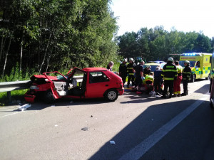 Nehoda dvou aut na několik hodin uzavřela silnici, zraněnou spolujezdkyni z osobáku museli hasiči vystříhat