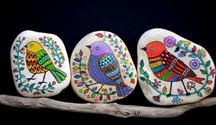 Češi se na výletech baví malovanými kamínky. Ty mohou cestovat až stovky kilometrů