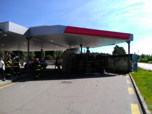 VIDEO: Hrozivě vypadající nehoda náklaďáků na Jindřichohradecku. Auta zbořila benzínku