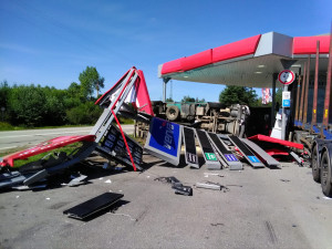 VIDEO: Hrozivě vypadající nehoda náklaďáků na Jindřichohradecku. Auta zbořila benzínku