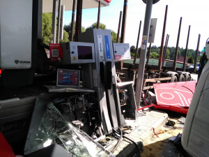 VIDEO: Hrozivě vypadající nehoda náklaďáků na Jindřichohradecku. Auta zbořila benzínku