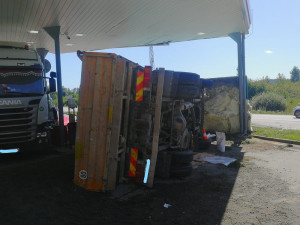 VIDEO: Hrozivě vypadající nehoda náklaďáků na Jindřichohradecku. Auta zbořila benzínku