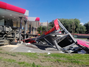 VIDEO: Hrozivě vypadající nehoda náklaďáků na Jindřichohradecku. Auta zbořila benzínku