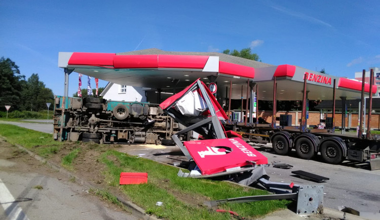 VIDEO: Hrozivě vypadající nehoda náklaďáků na Jindřichohradecku. Auta zbořila benzínku