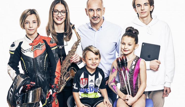 Letní kino na baterky vyráží do jihočeských měst. Výtěžek podpoří talentované děti z kraje