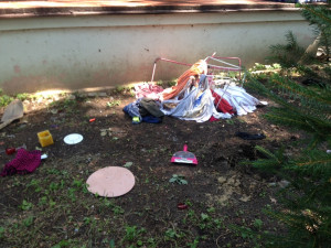 Policista použil služební zbraň proti agresivnímu pachateli, muž na místě zemřel