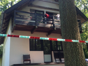 Policista použil služební zbraň proti agresivnímu pachateli, muž na místě zemřel